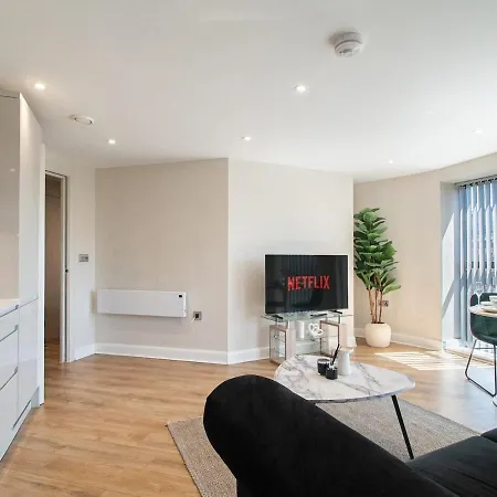 Modern By The Arena *