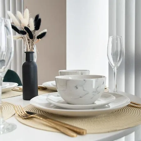 Modern By The Arena Apartment *