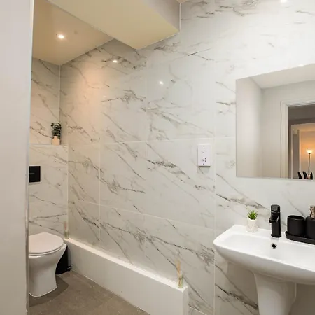 Modern By The Arena *