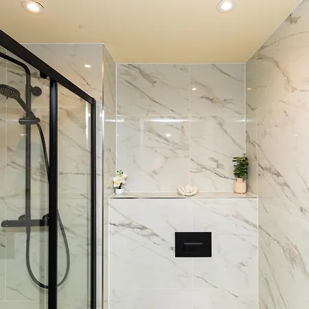 Modern By The Arena * Leeds (West Yorkshire)