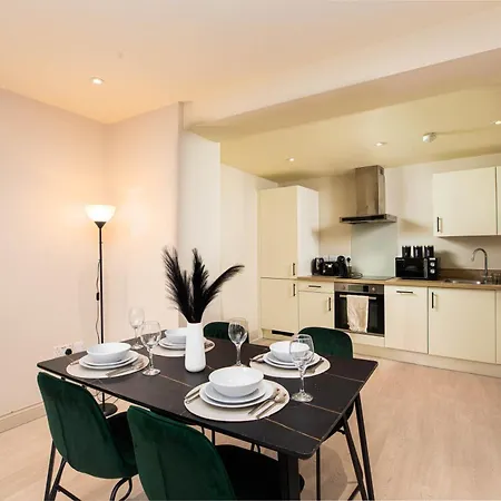 Modern By The Arena Apartment